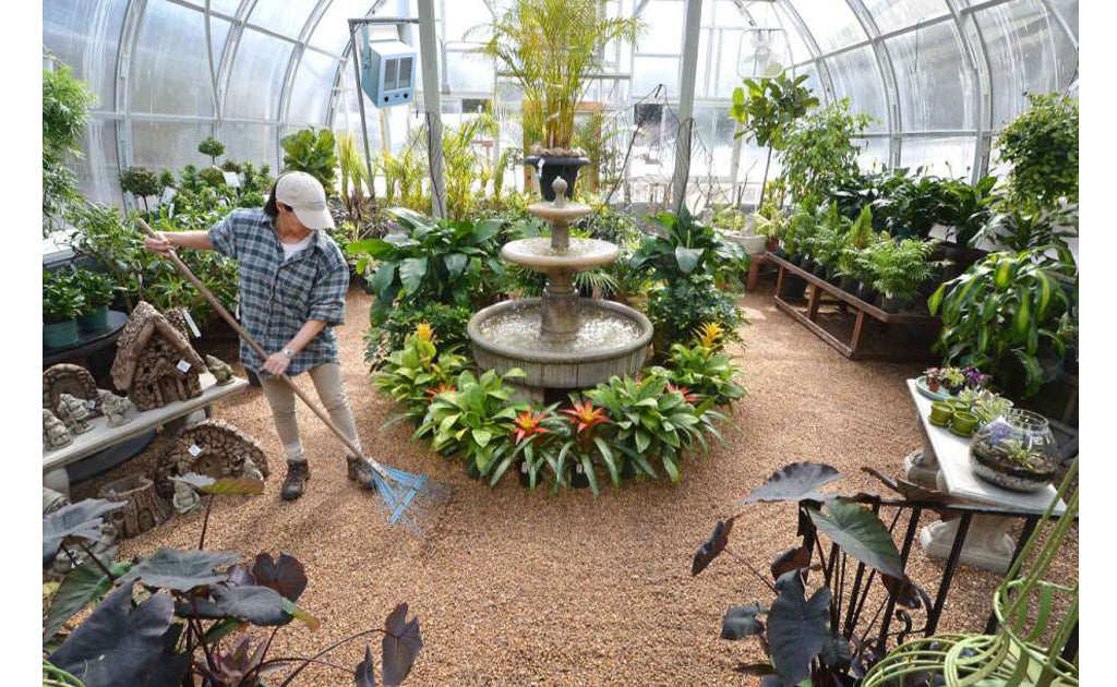 Super Heater 240 Volt: image of a greenhouse with the product in the background